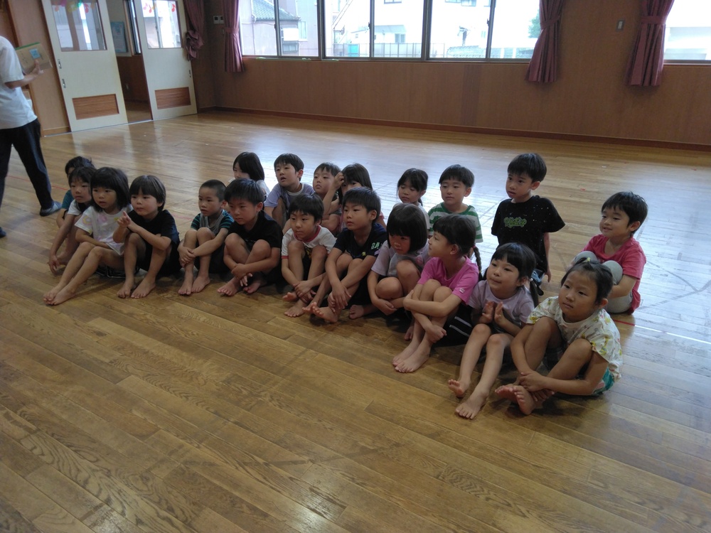 夏祭りのビデオを見る様子2