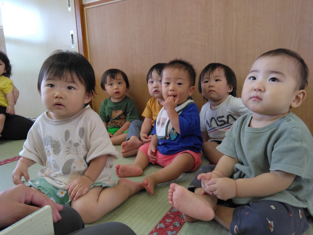 手遊びをする子ども