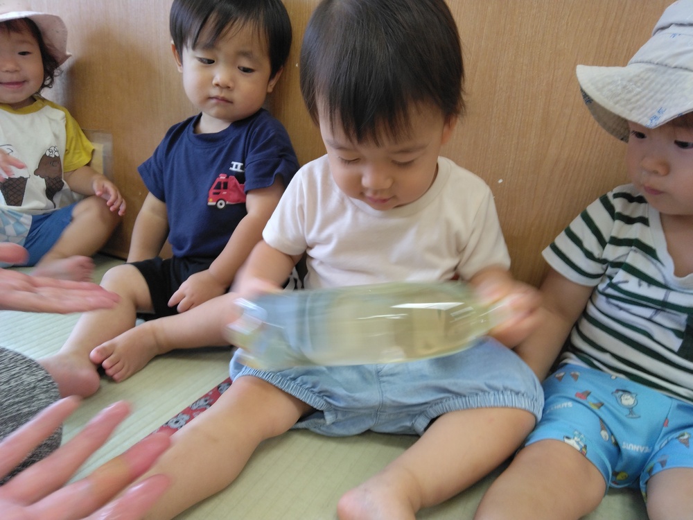色水を作っている様子 (1)