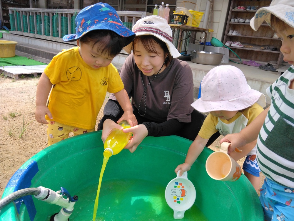 色水遊びの様子 (1)