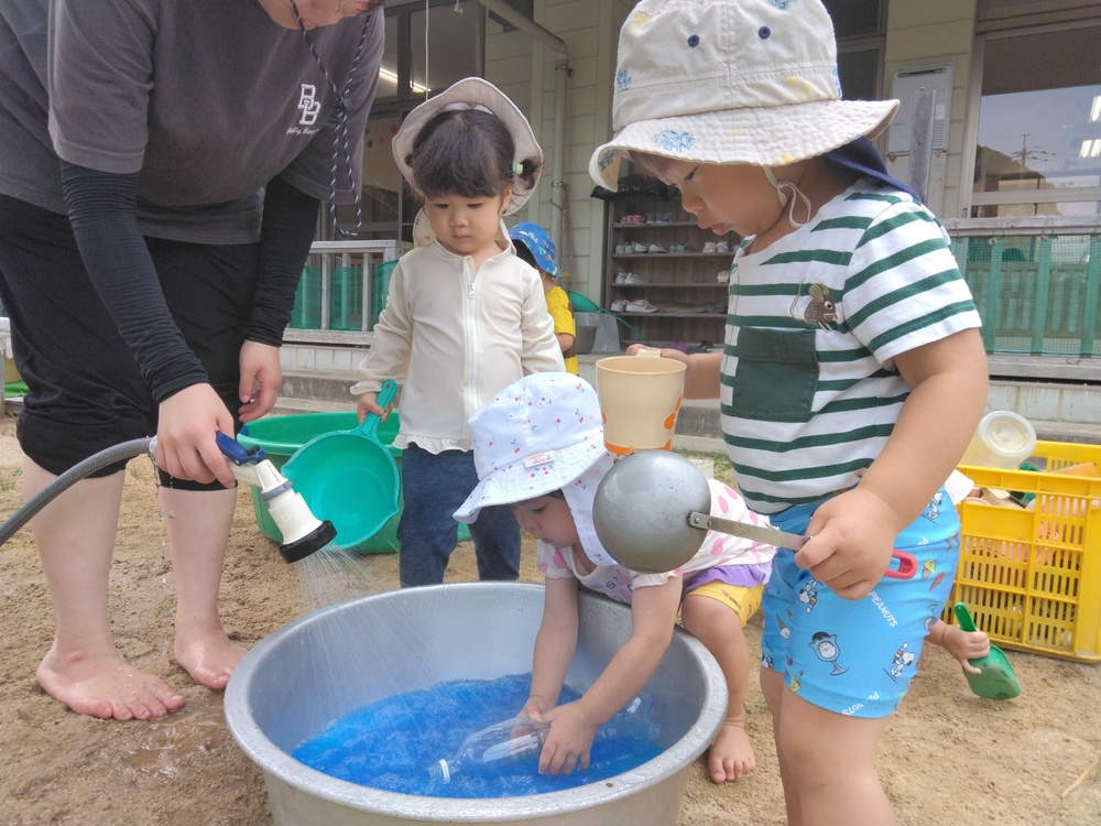 色水遊びの様子 (2)