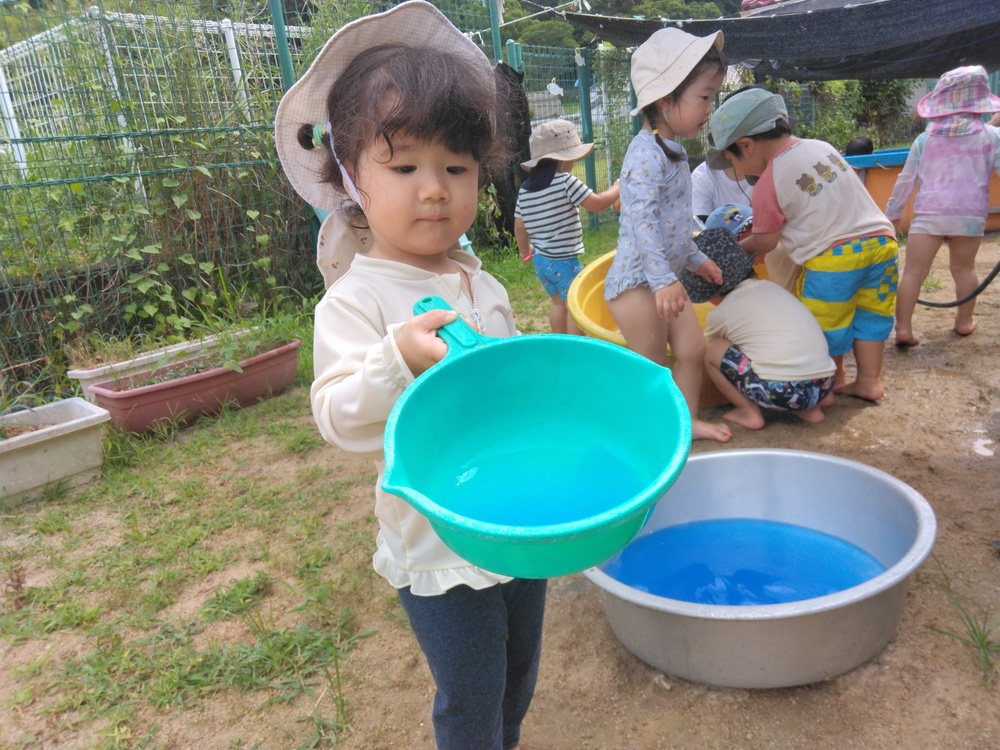 色水遊びの様子 (3)