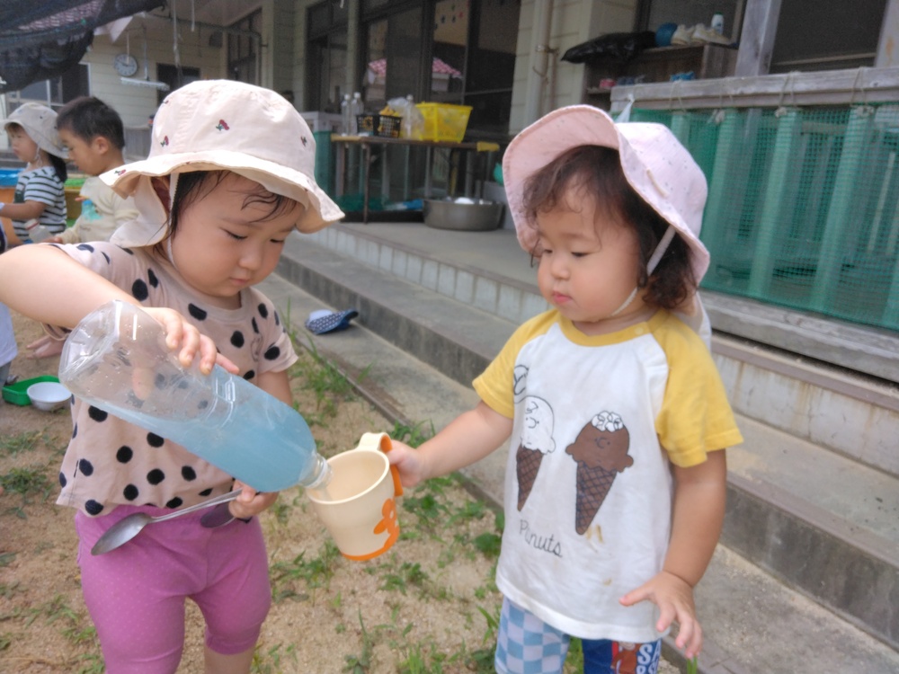 色水遊びの様子 (4)