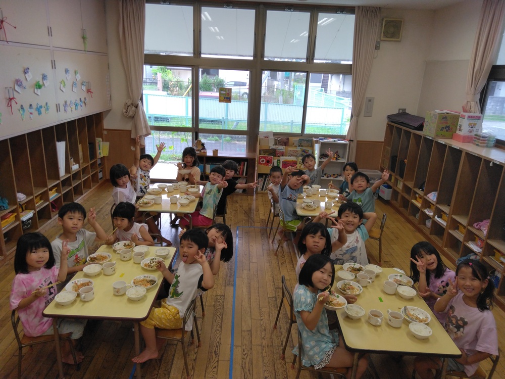 給食を食べている様子