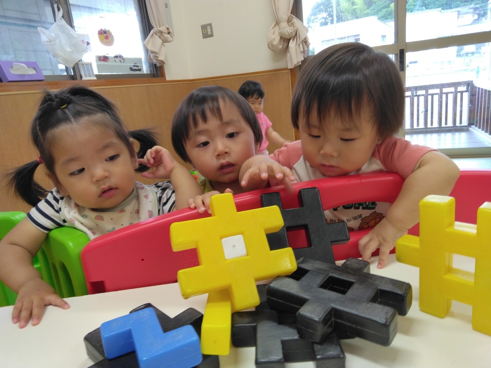 ブロック遊びを楽しむども (1)