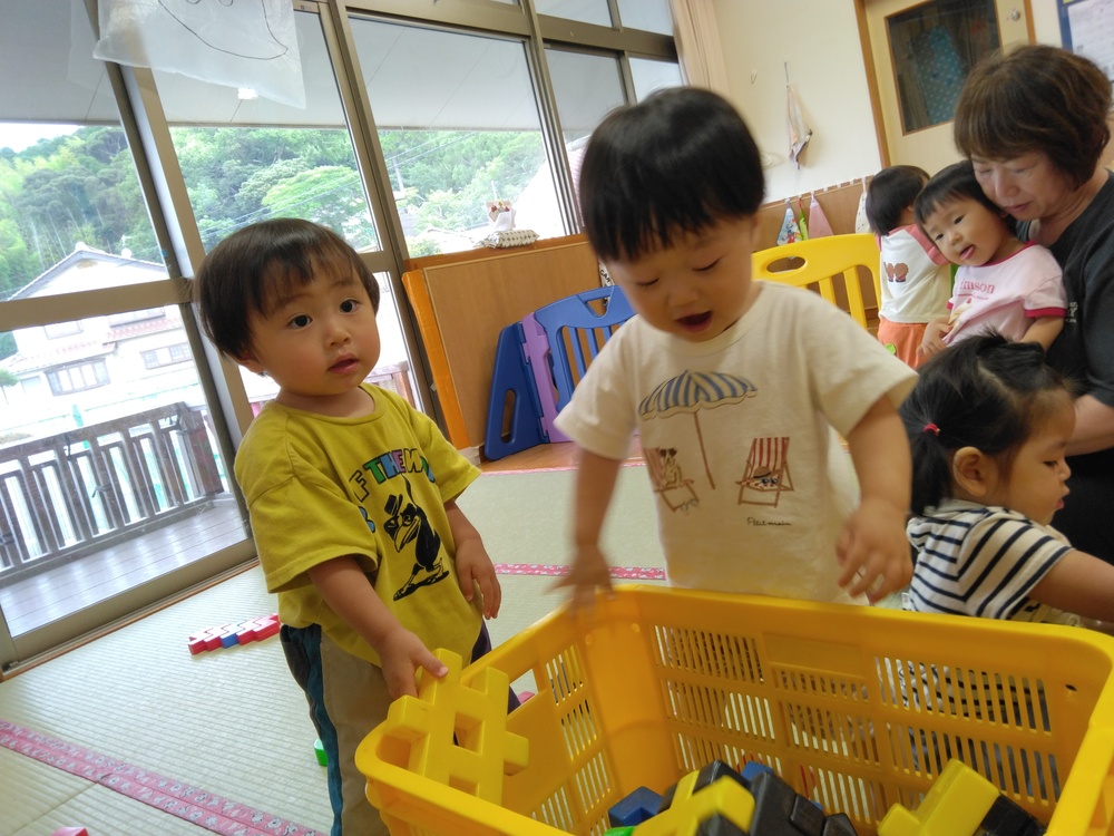 ブロック遊びを楽しむども (5)