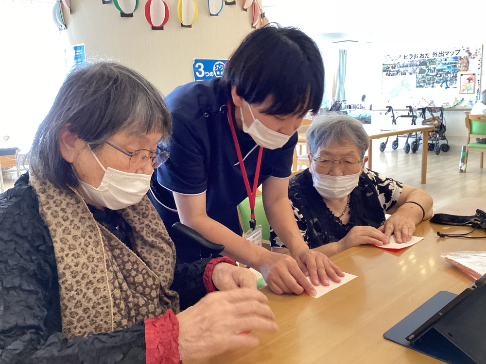 折り紙でカニを作成中