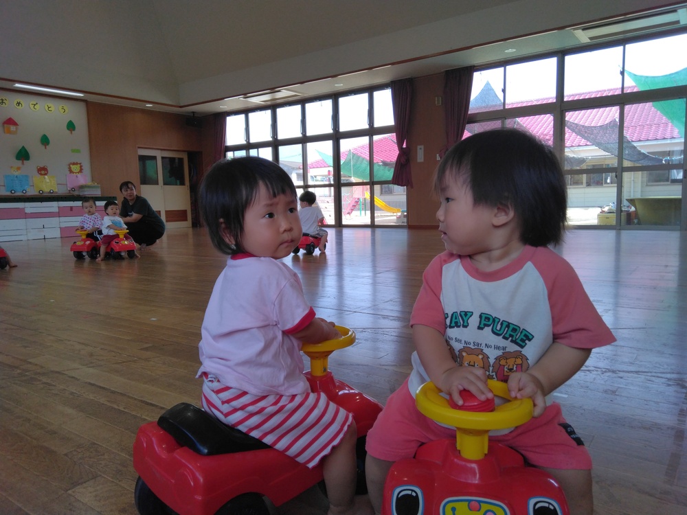 コンビカーで遊ぶ様子⑴