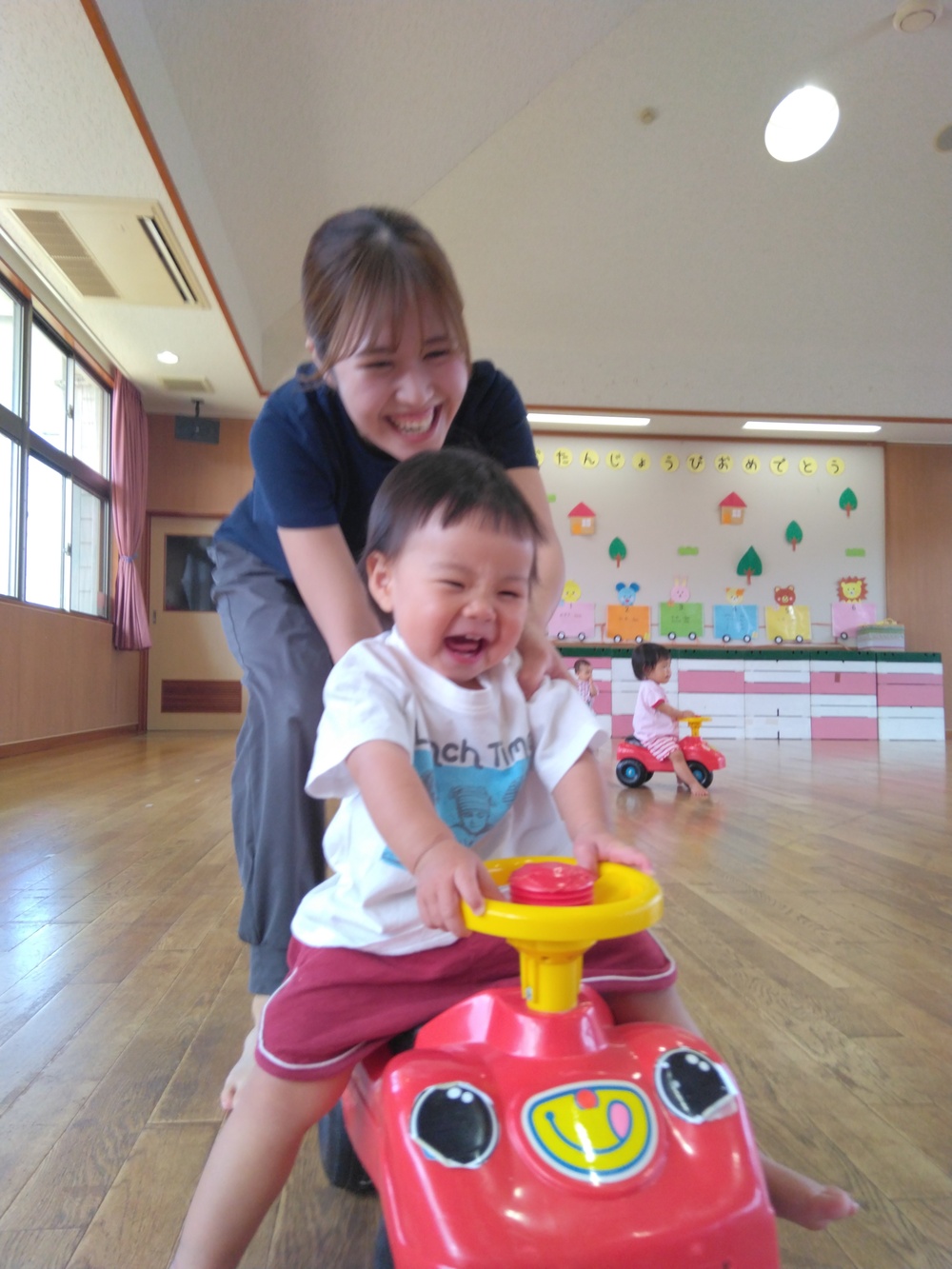コンビカーで遊ぶ様子⑶