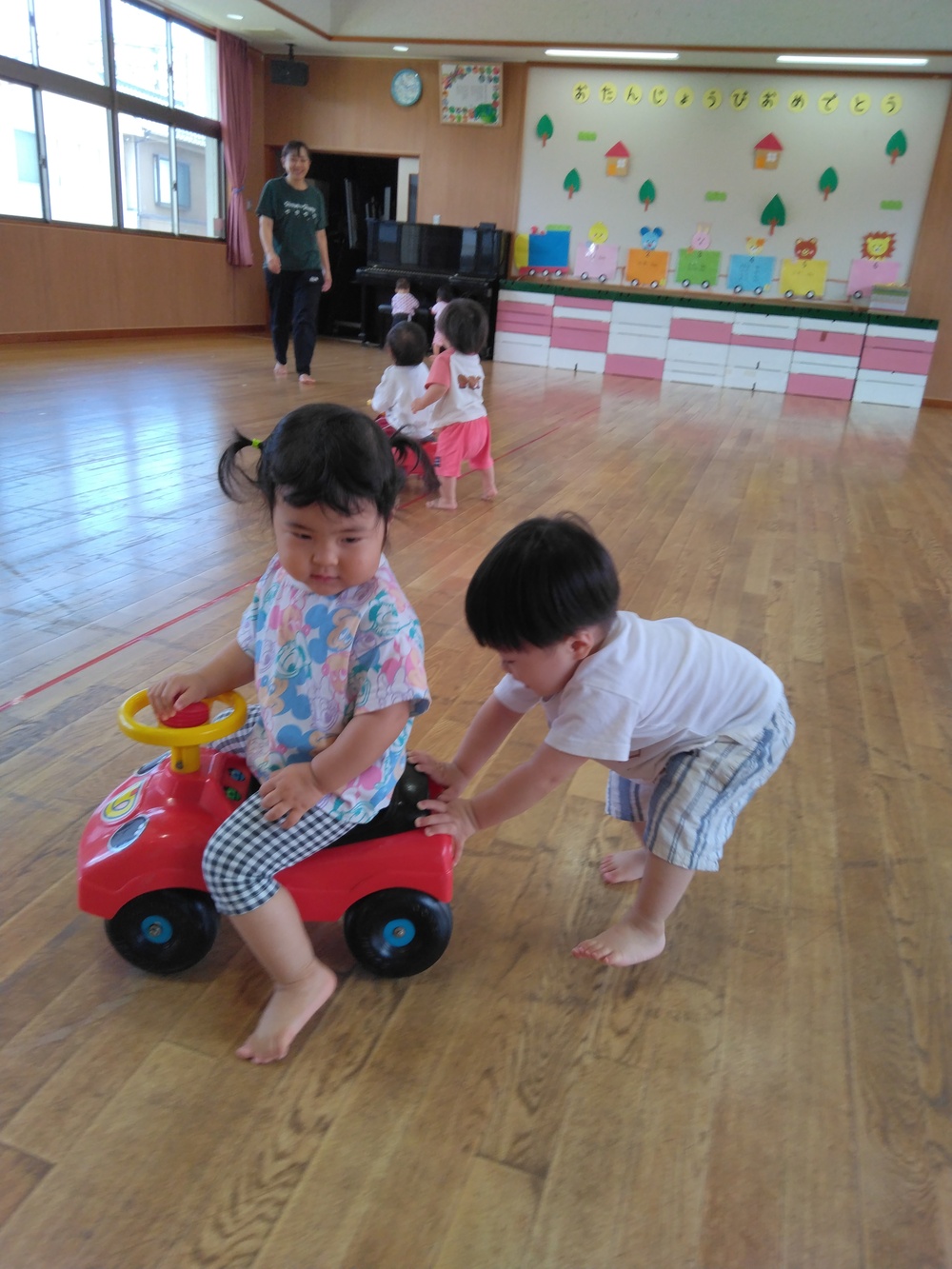 コンビカーで遊ぶ様子⑷