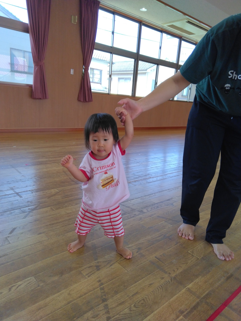 歩行の練習をする子ども⑴