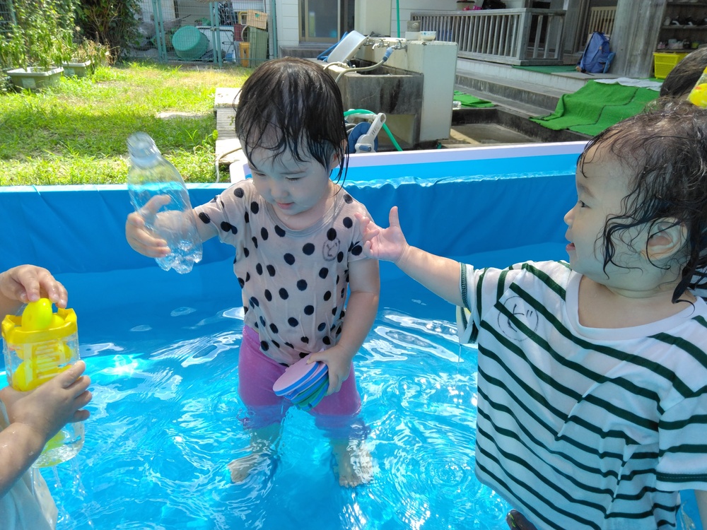 プールで遊ぶ子ども (1)