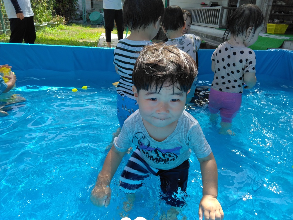 プールで遊ぶ子ども (3)