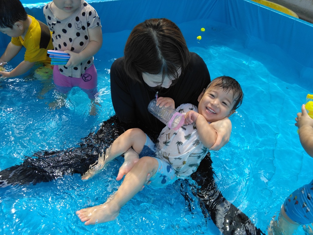 プールで遊ぶ子ども (4)
