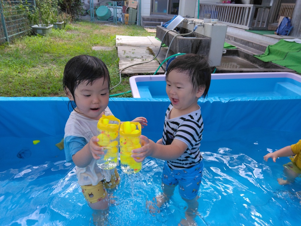 プールで遊ぶ子ども (5)