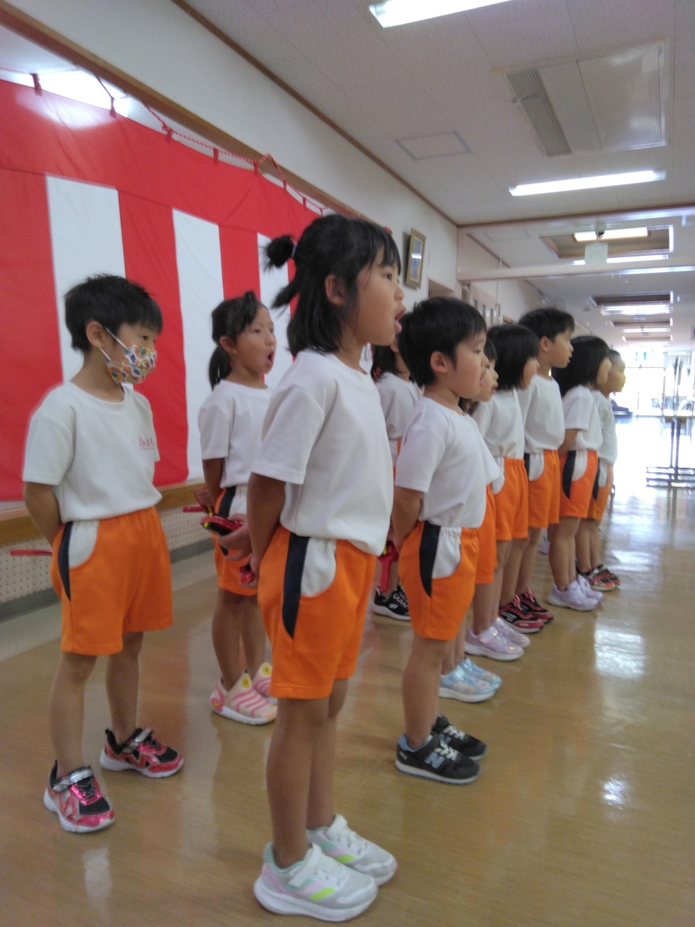 歌を歌っている様子