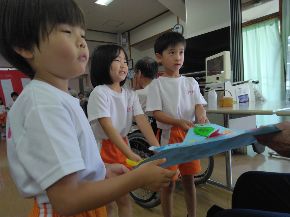 プレゼントを渡している様子