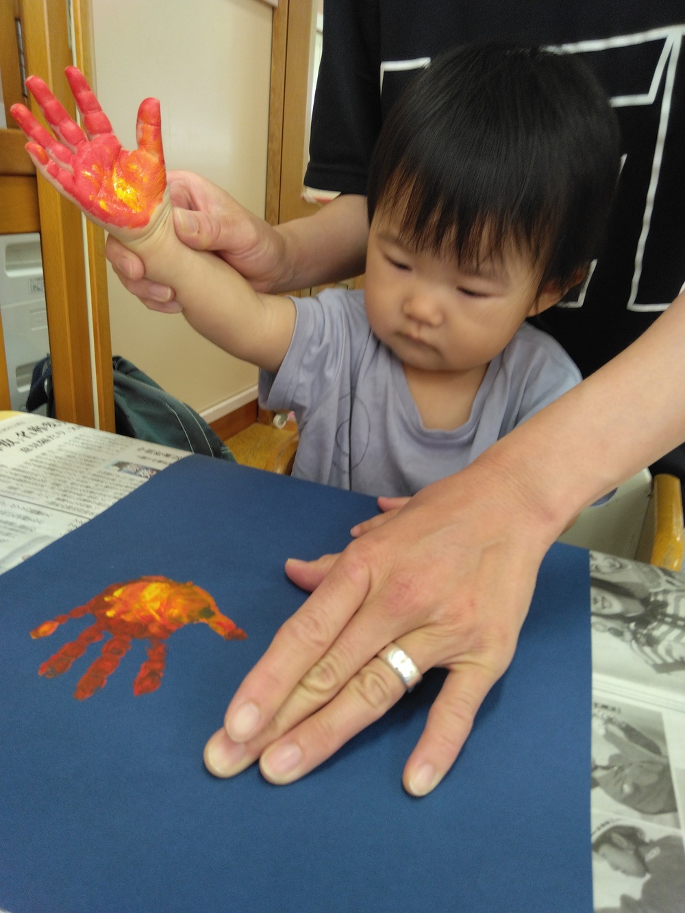 手形を取る様子