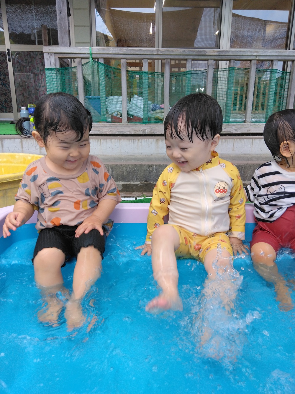 プールで遊ぶ様子⑴