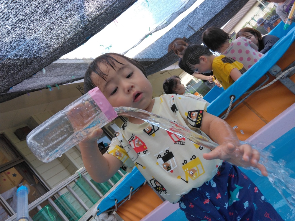 プールで遊ぶ様子⑷