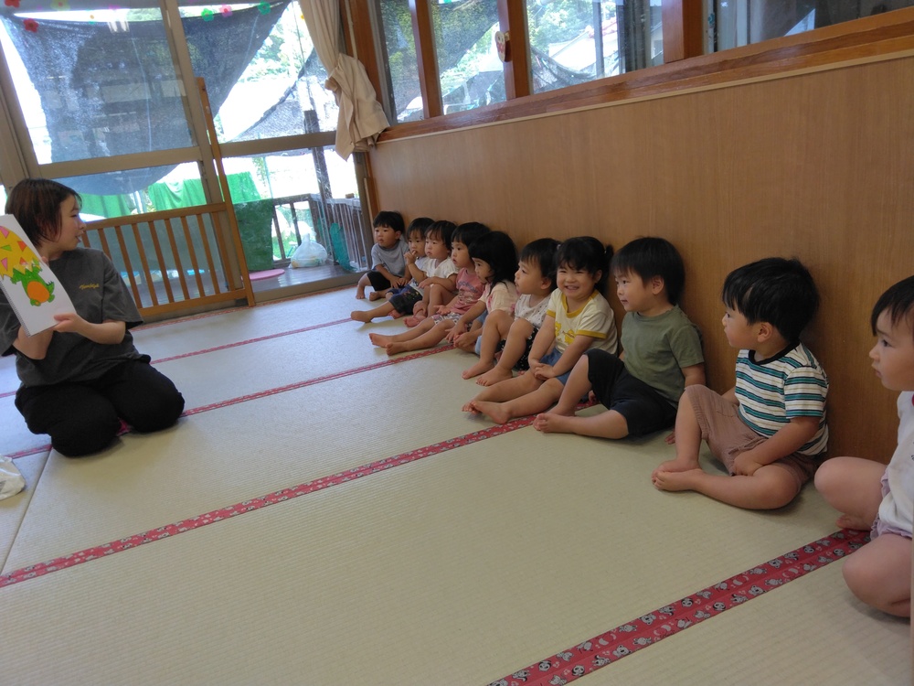スケッチブックシアターを見る子ども