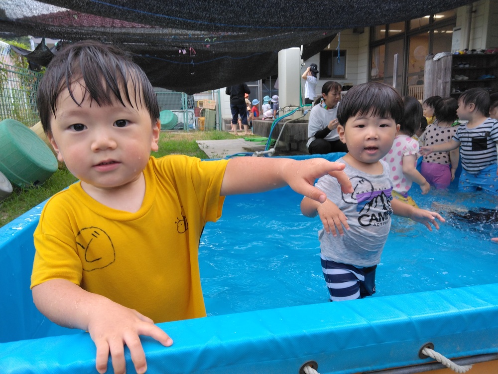 プール遊びをする子ども (2)