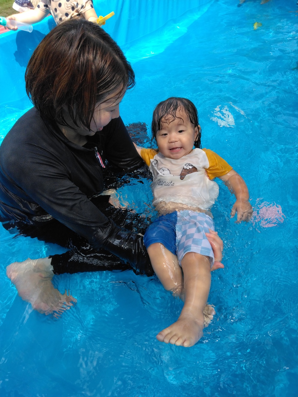プール遊びをする子ども