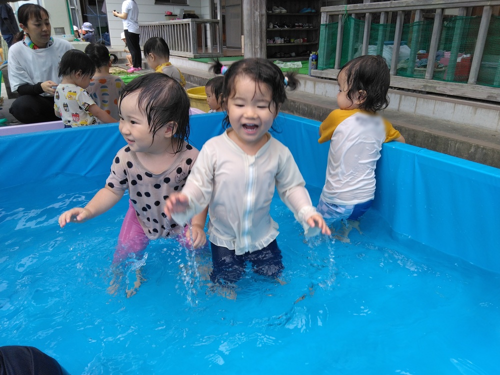 プール遊びをする子ども (3)