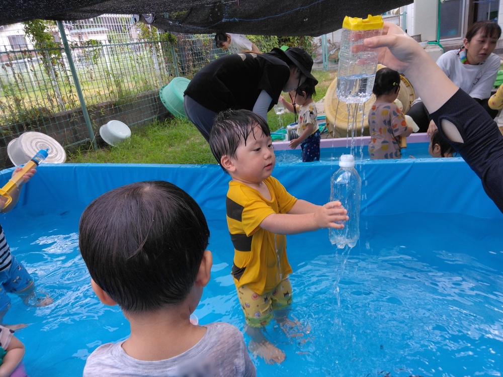 プール遊びをする子ども (4)
