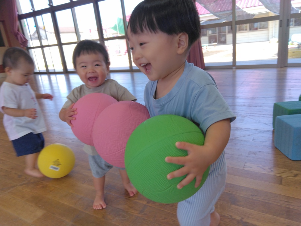 遊戯室で遊ぶ子ども (1)