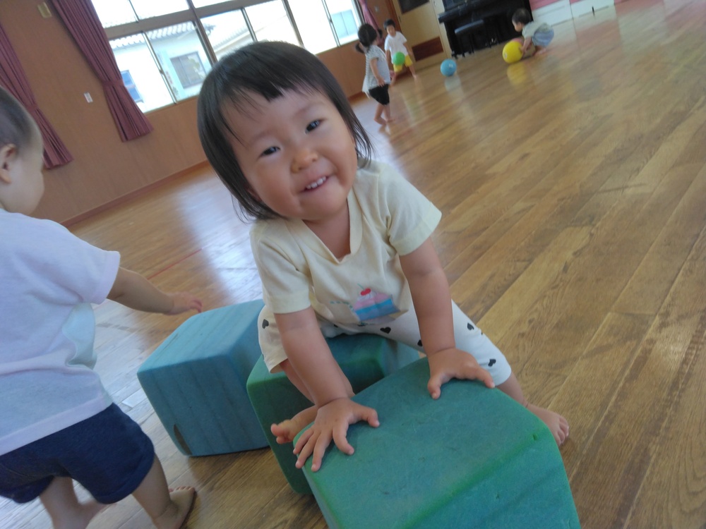 遊戯室で遊ぶ子ども (2)