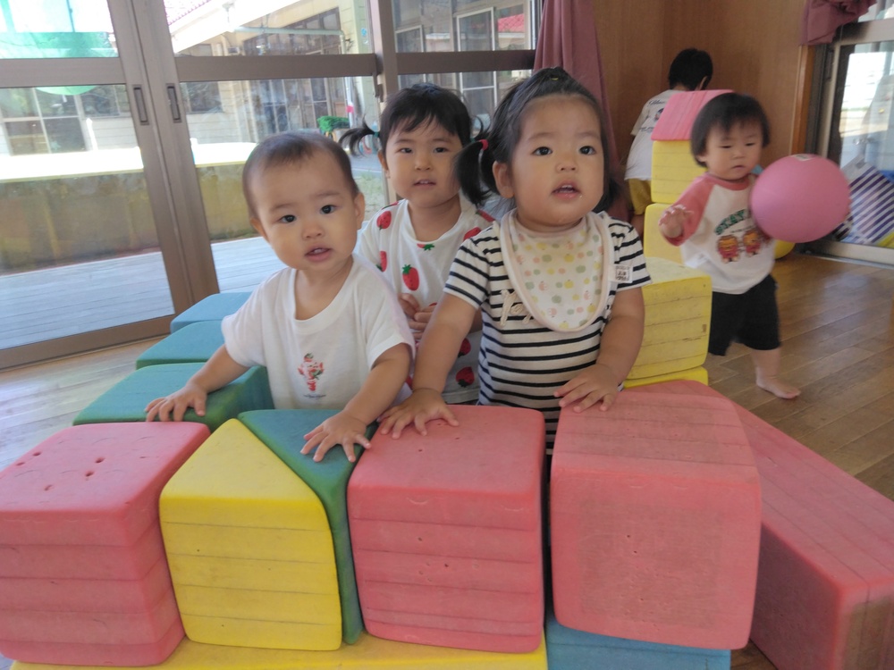 遊戯室で遊ぶ子ども (3)
