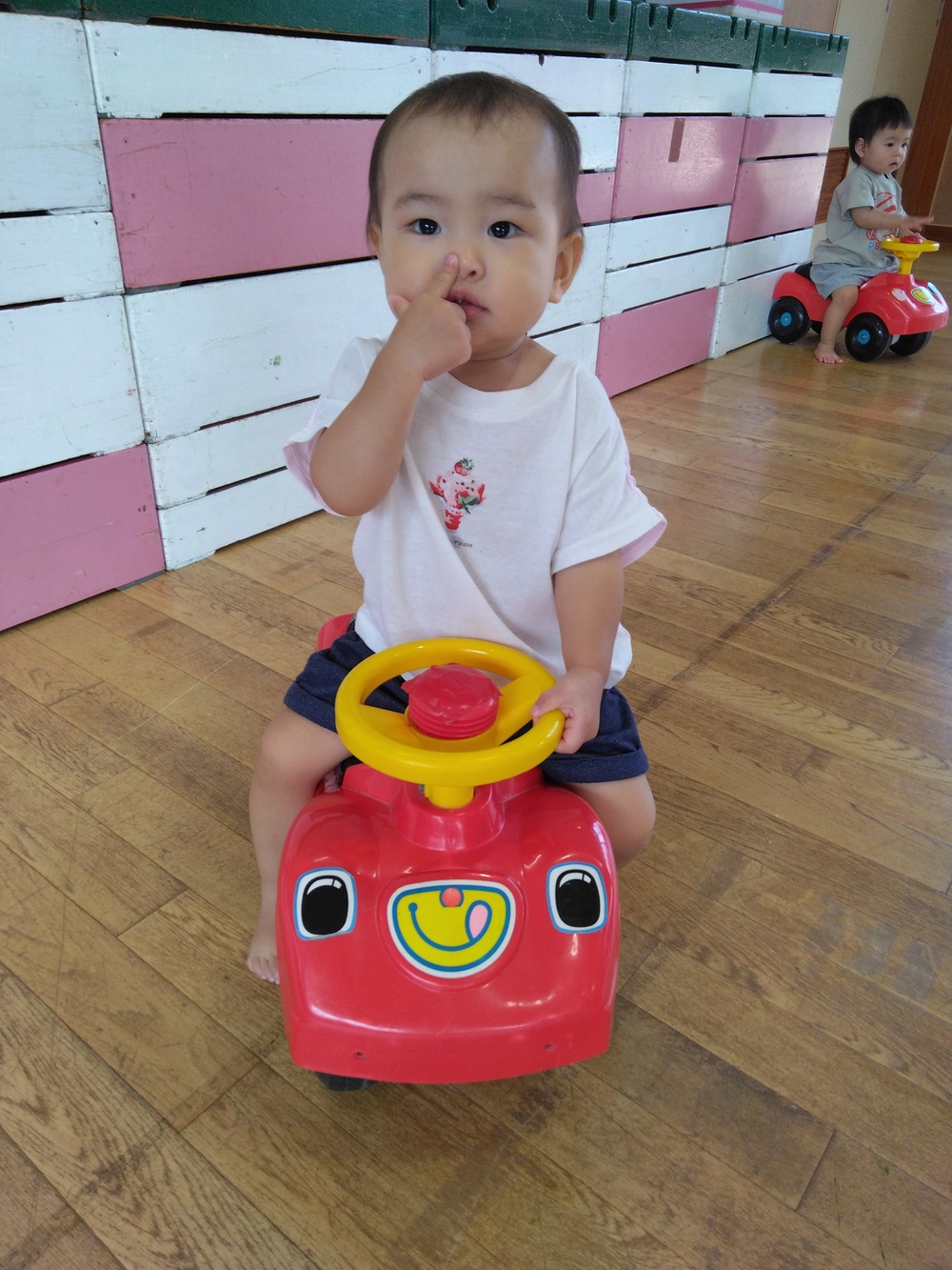 遊戯室で遊ぶ子ども (4)