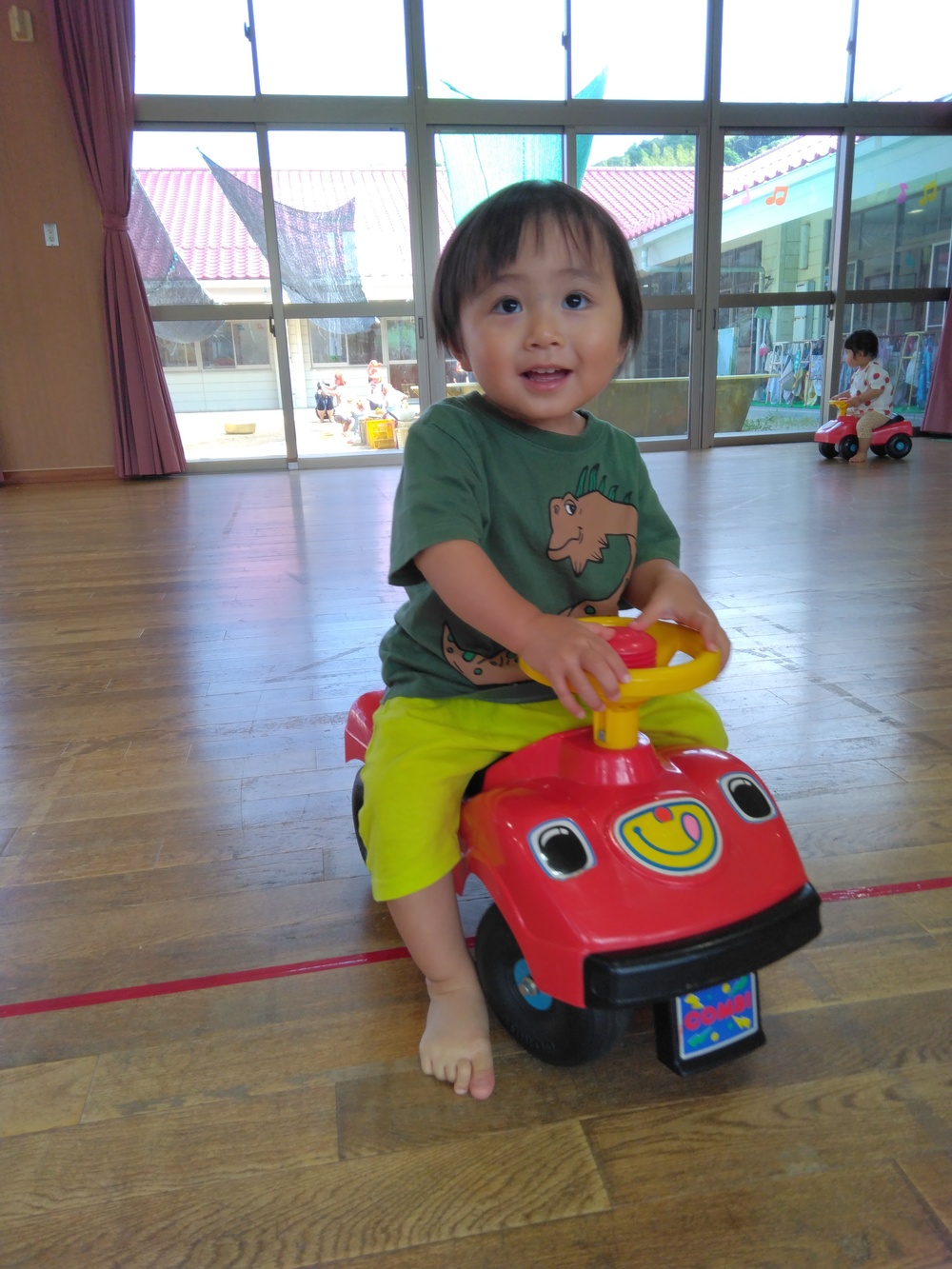 遊戯室で遊ぶ子ども (5)