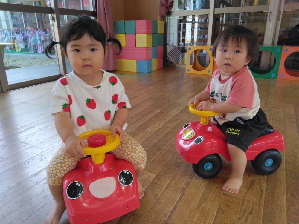 遊戯室で遊ぶ子ども (6)