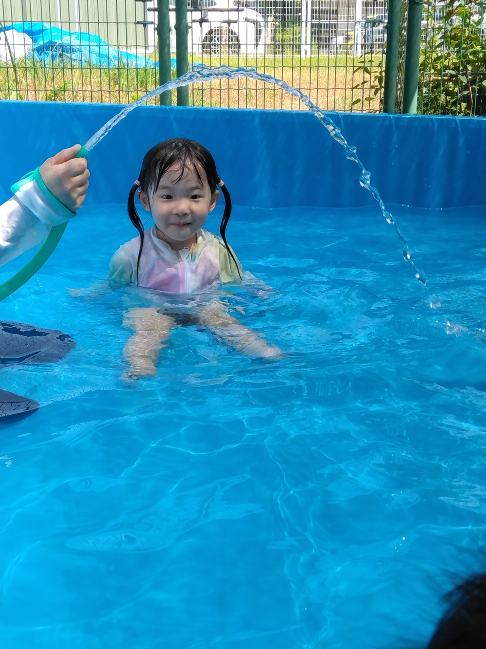 水のトンネルをくぐっている