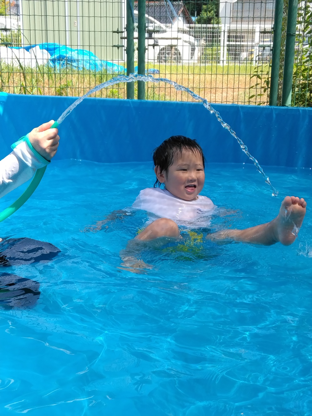 水のトンネルをくぐっている