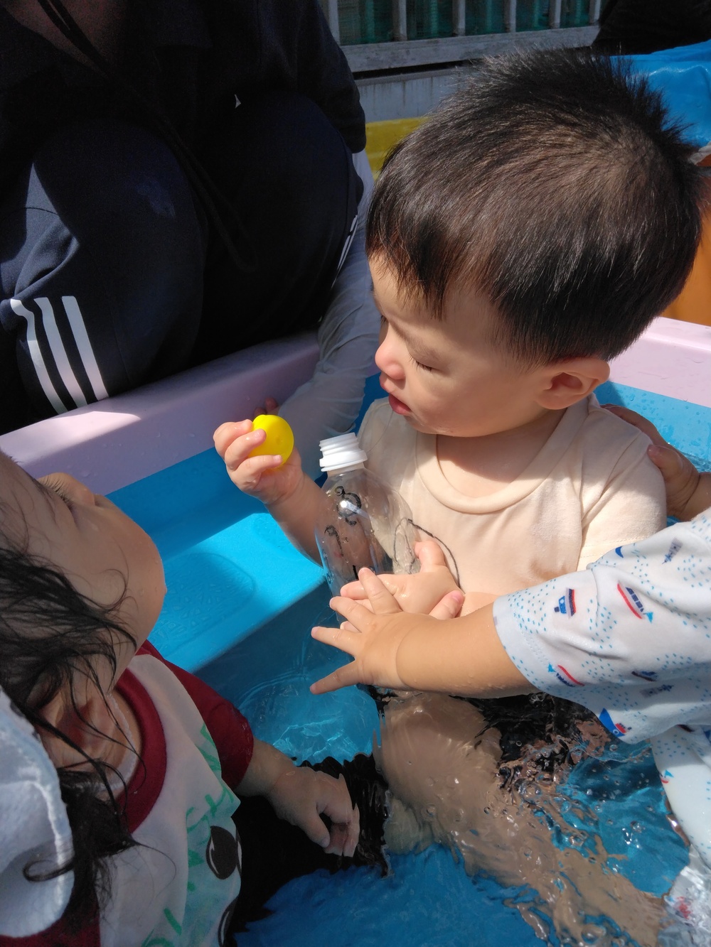 プール遊びをする子ども