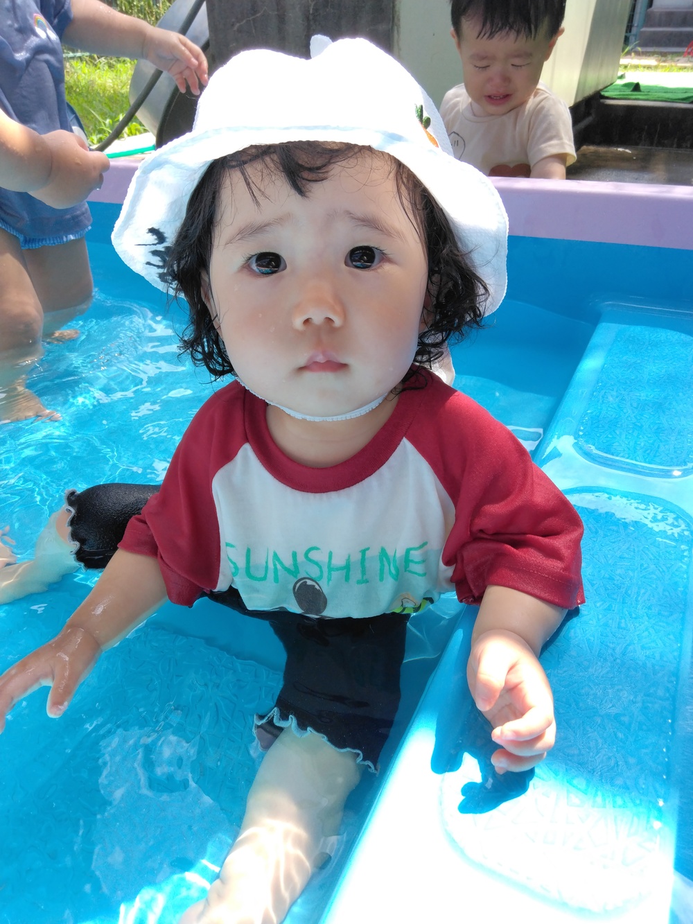 プール遊びをする子ども (2)