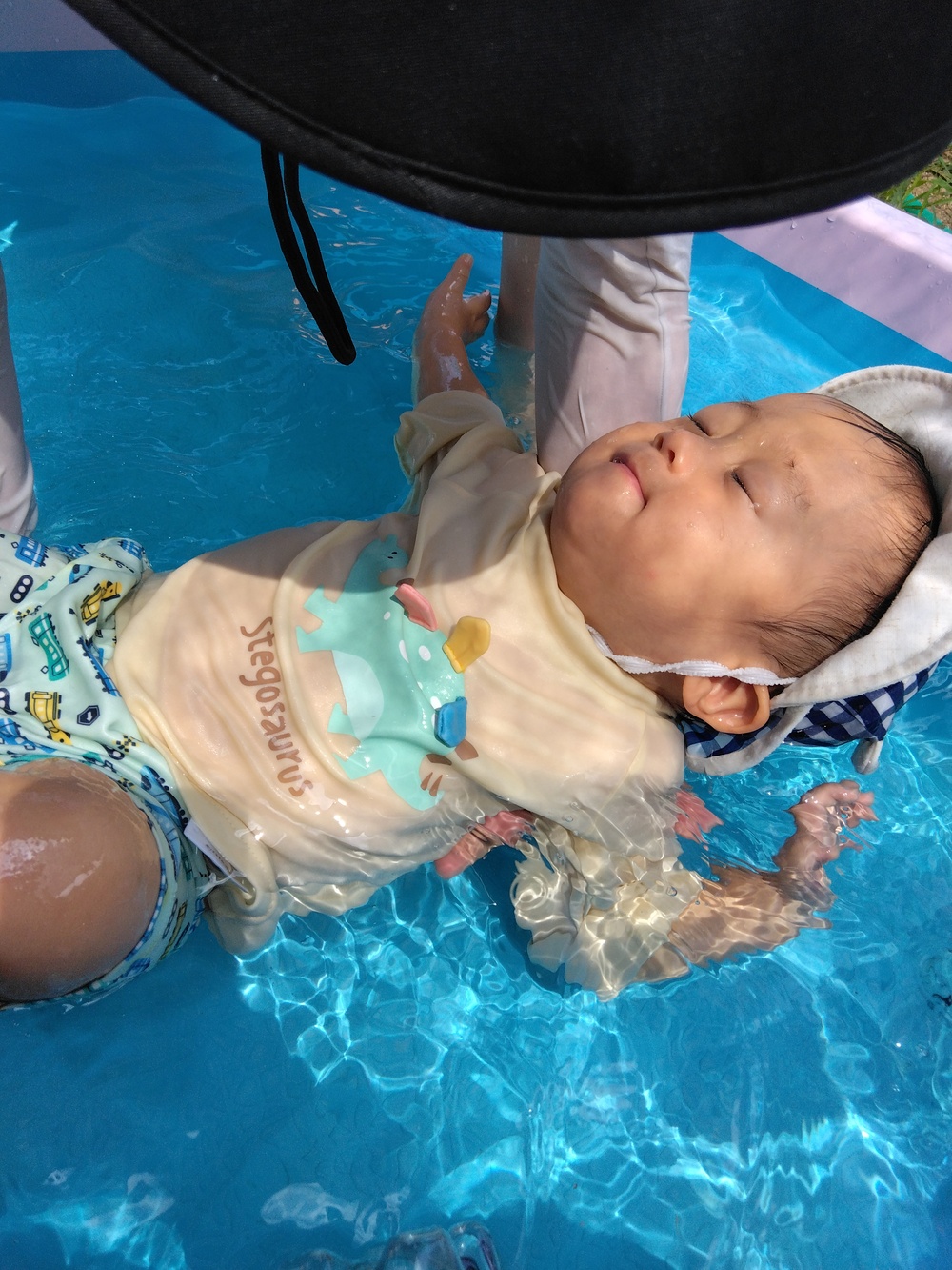 プール遊びをする子ども (3)