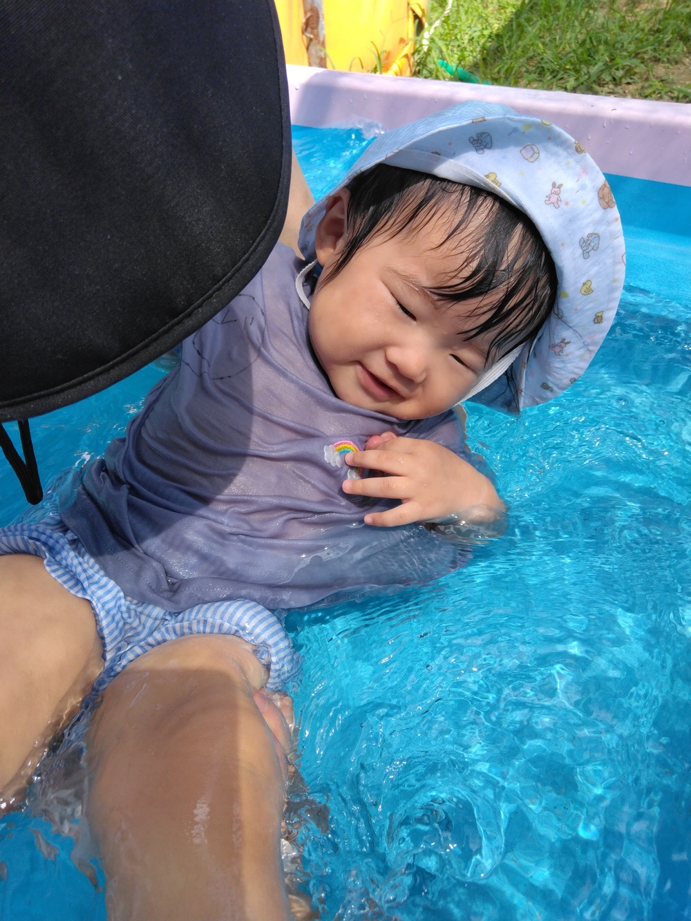 プール遊びをする子ども (5)