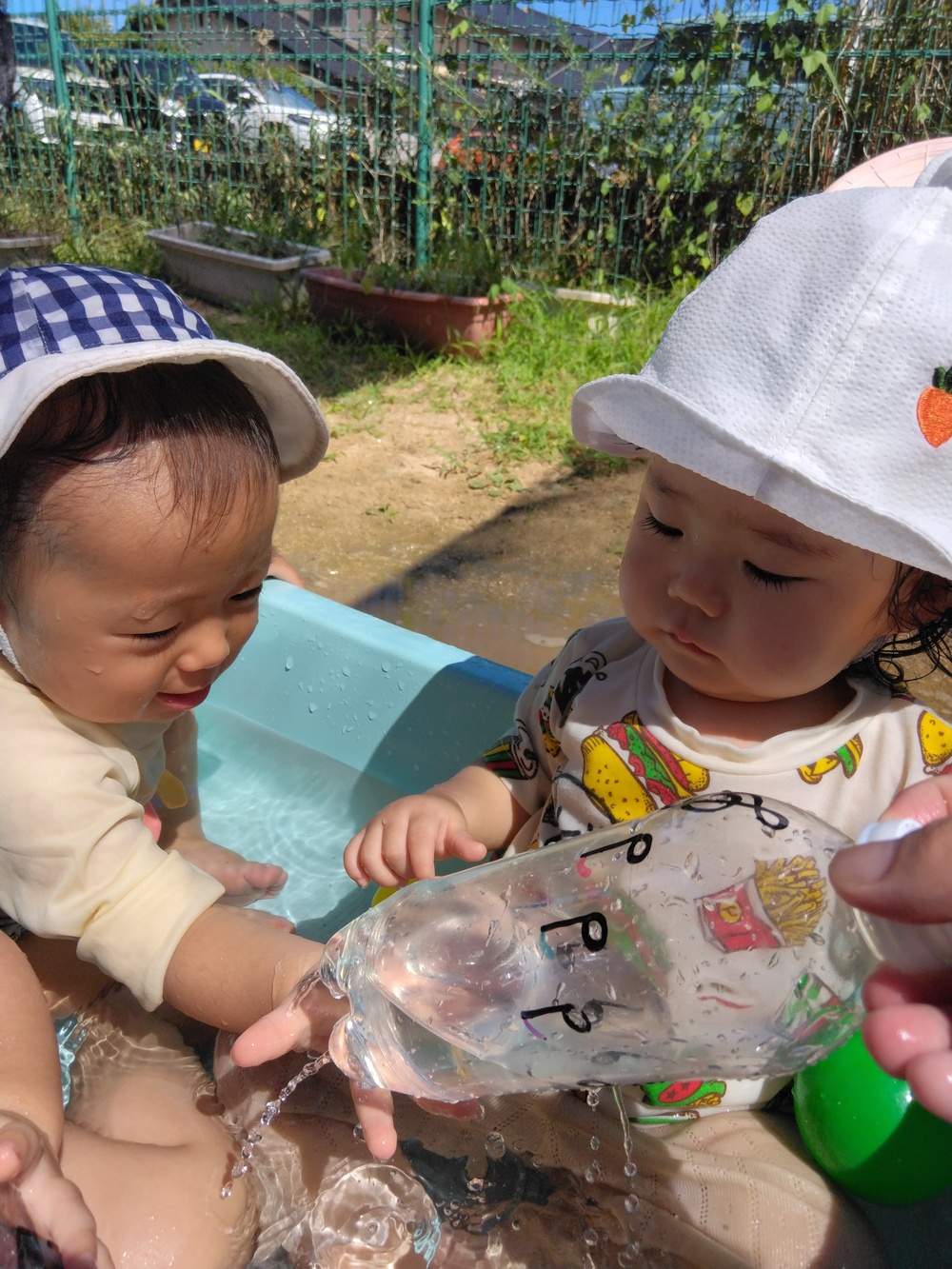 プール遊びをする子ども (3)