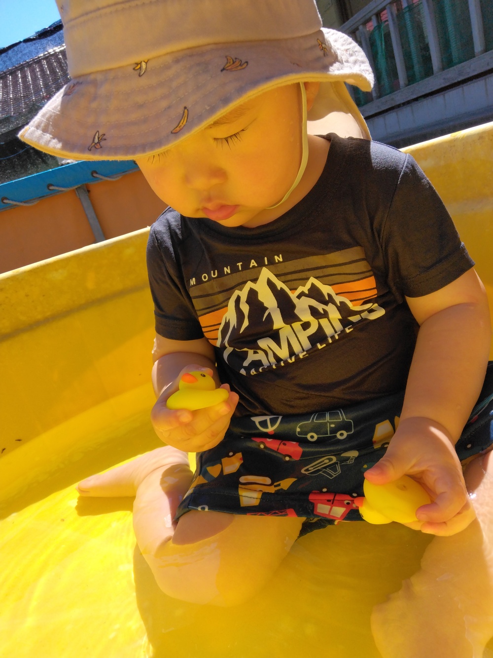 プール遊びをする子ども (4)