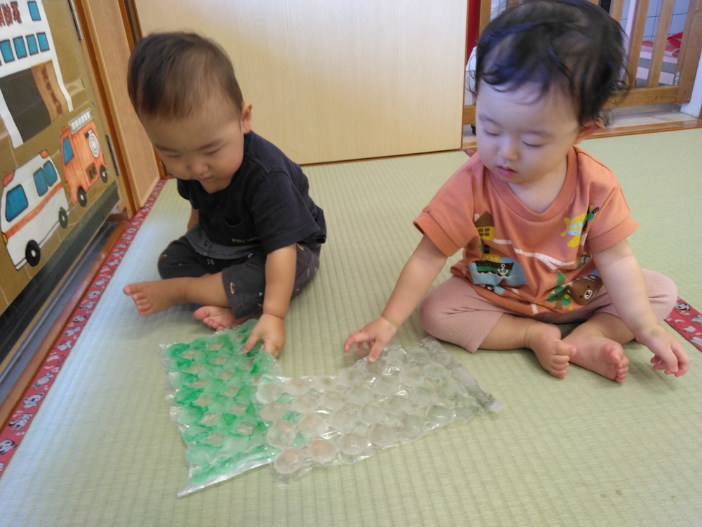 氷を触る子ども