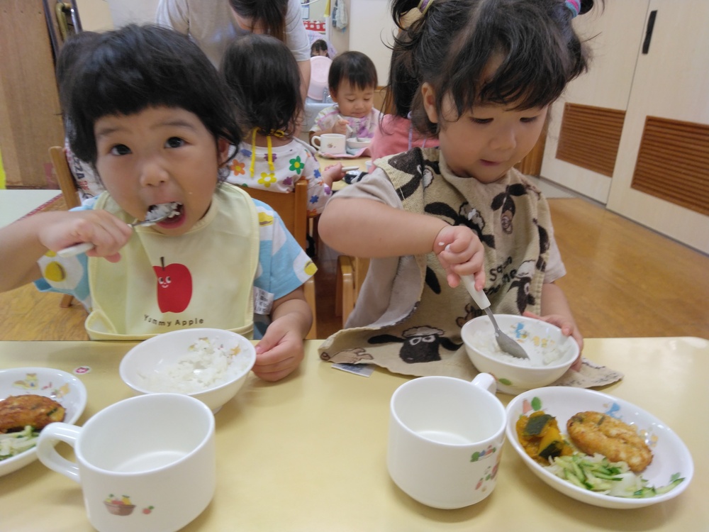 給食の様子 (2)