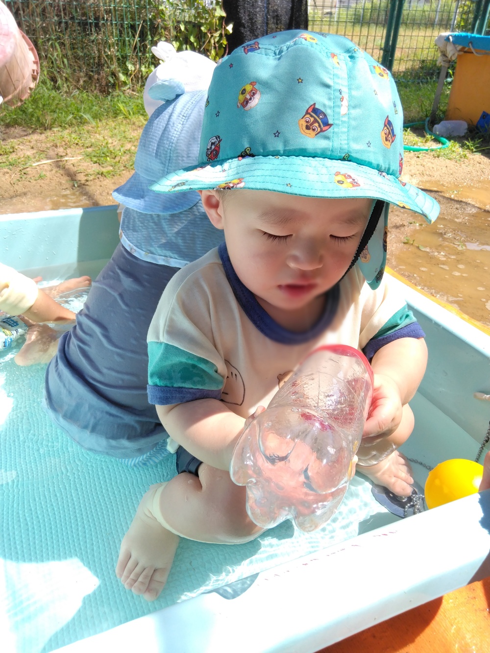 プール遊びをする子ども (2)
