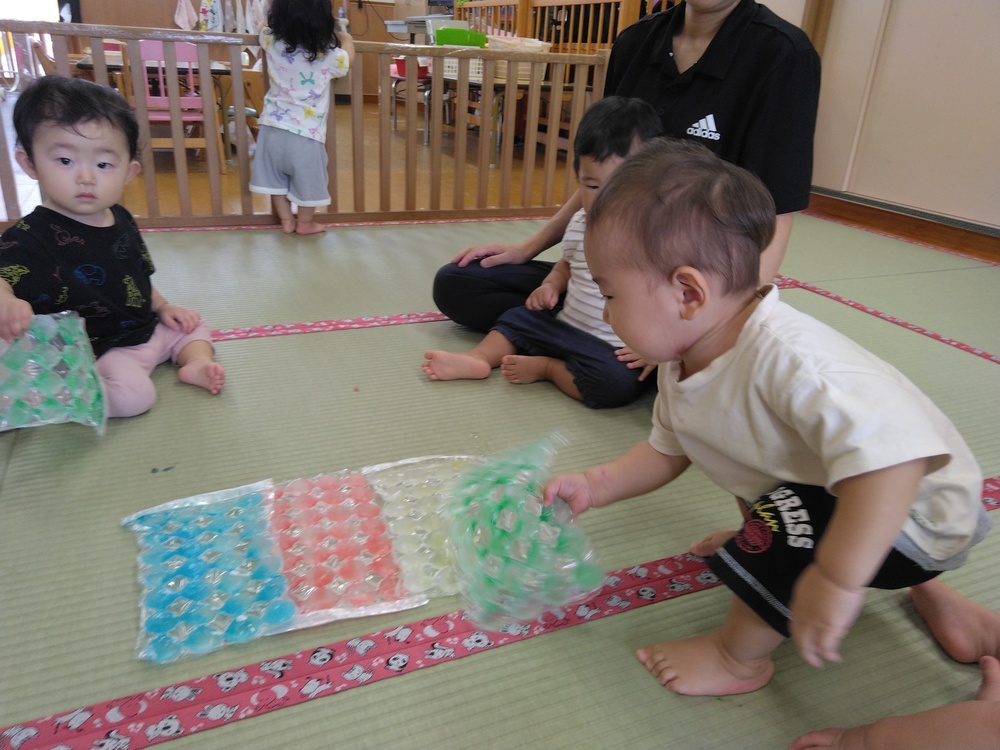 氷で遊ぶ子ども３
