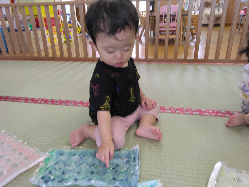 氷で遊ぶ子ども2
