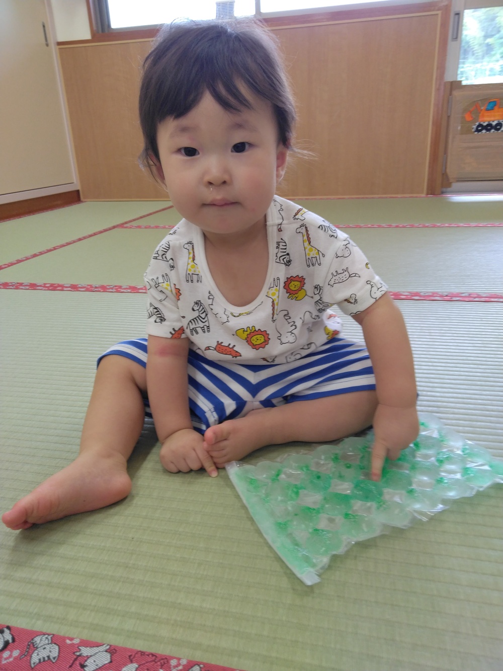 氷で遊ぶ子ども