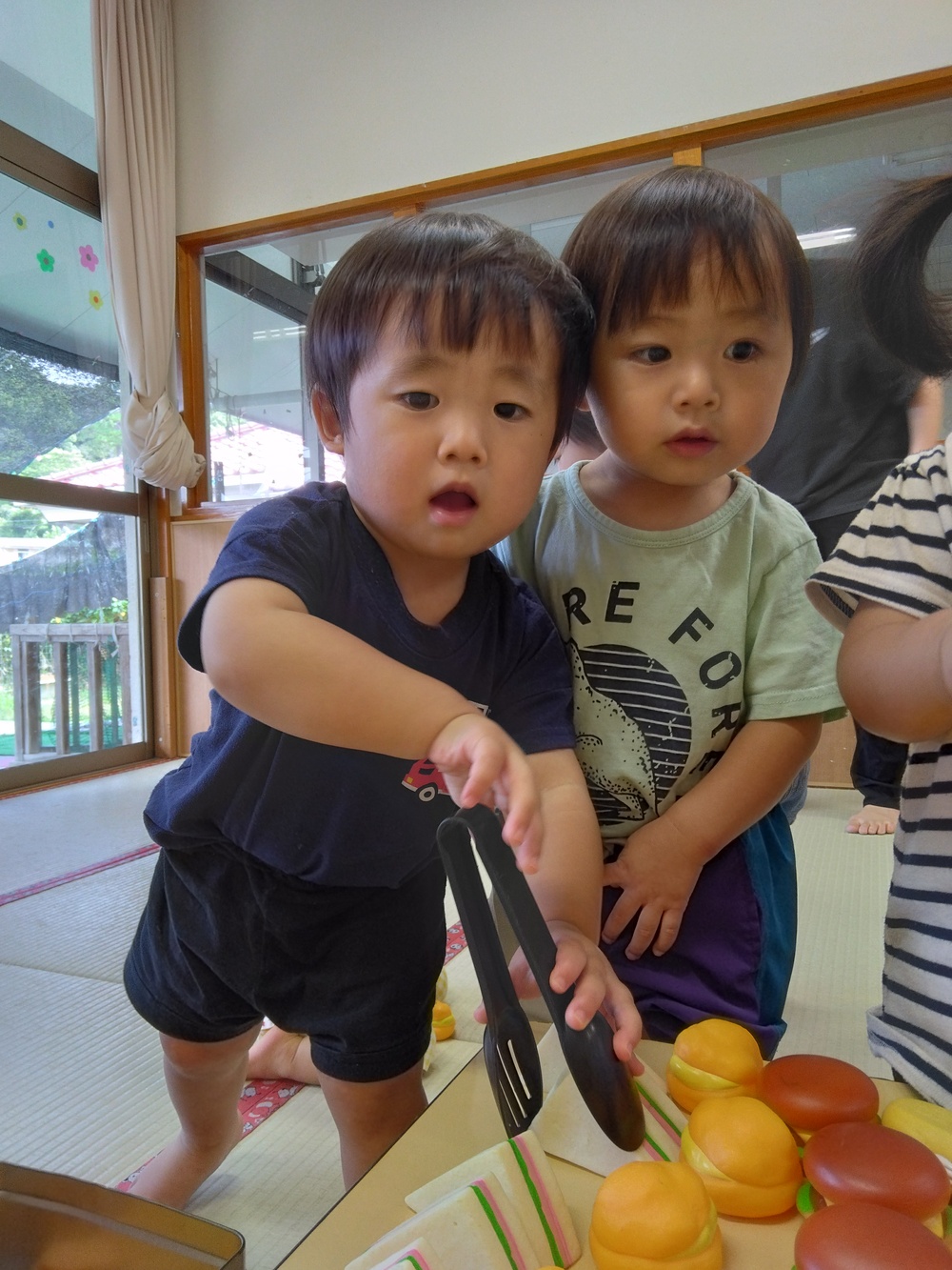 パン屋さんごっこをする子ども⑵
